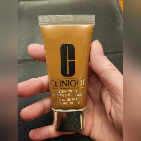 Clinique Stay-Matte Oil-Free Makeup Foundation In 24 Golden - Picture 6 of 8